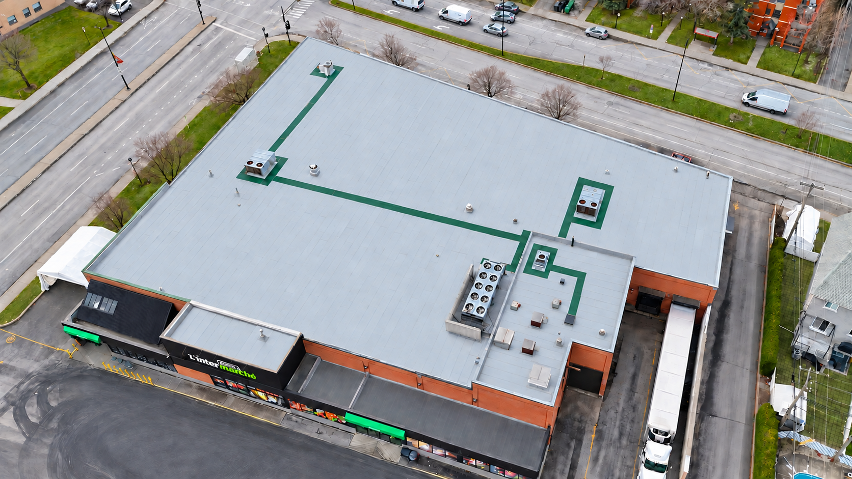 Vue aérienne de la toiture de l’Intermarché Langoria réalisée par Toiture Alpha